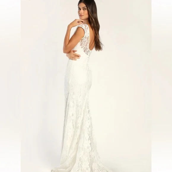 NEVER OPENED white bridal gown - Picture 1 of 6